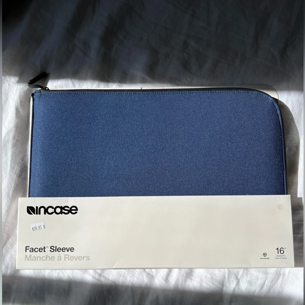 Incase Facet Sleeve - 16”
